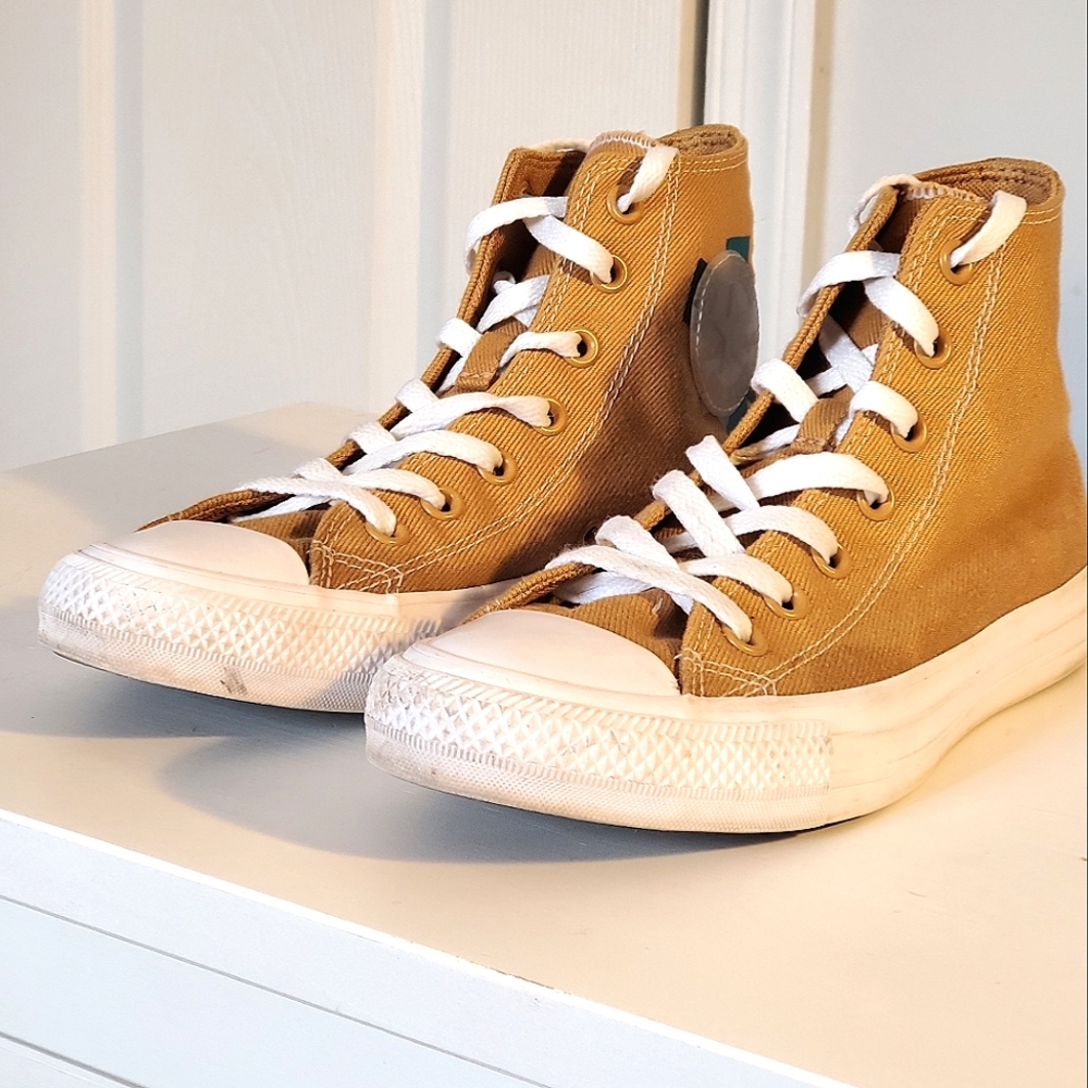 Converse high top 👌 yellow shoes  💛